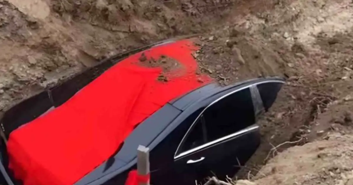 70 കാരന്‍ മരിച്ചു; മൃതദേഹത്തോടൊപ്പം ഒന്നരക്കോടിയുടെ ബെന്‍സും അടക്കം ചെയ്ത് കുടുംബം