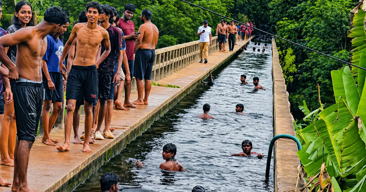 വ്ലോഗർമാർ ഹിറ്റാക്കി; ആര്യങ്കോട് തൊട്ടിപ്പാലം കനാലിലേക്ക് ഒഴുകി യുവാക്കള്‍, തിരക്കോട് തിരക്ക്!