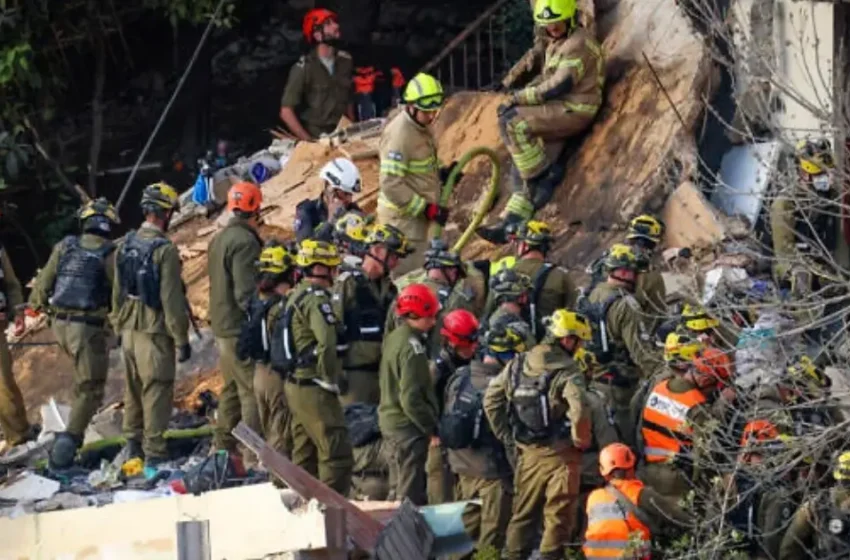  ഇസ്രയേലിലെ ഹൈഫയിൽ ഇറാൻ്റെ മിസൈൽ ആക്രമണം; തകർന്ന കെട്ടിടാവശിഷ്ടങ്ങൾക്കിടയിൽ നിന്ന് രണ്ട് മൃതദേഹങ്ങൾ കണ്ടെടുത്തു, രണ്ട് പേർക്കായി തിരച്ചിൽ തുടരുന്നു