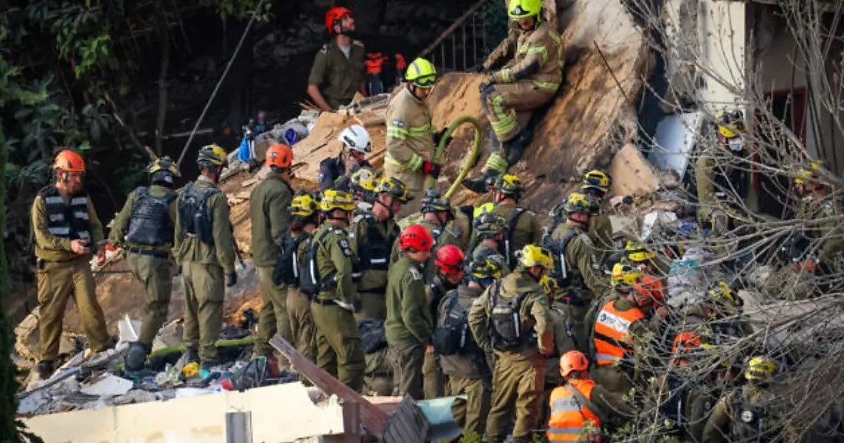  ഇസ്രയേലിലെ ഹൈഫയിൽ ഇറാൻ്റെ മിസൈൽ ആക്രമണം; തകർന്ന കെട്ടിടാവശിഷ്ടങ്ങൾക്കിടയിൽ നിന്ന് രണ്ട് മൃതദേഹങ്ങൾ കണ്ടെടുത്തു, രണ്ട് പേർക്കായി തിരച്ചിൽ തുടരുന്നു