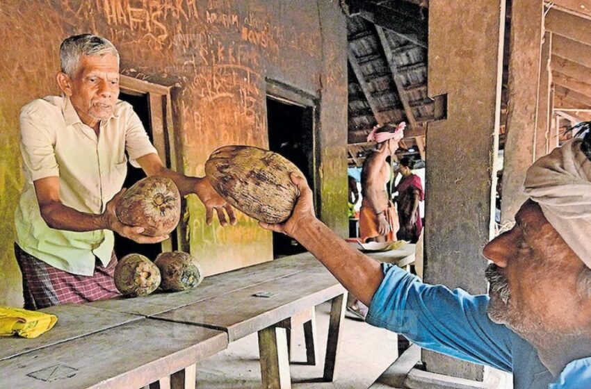  ഒരു തേങ്ങയുണ്ടെങ്കിൽ പൊറോട്ടയും ചായയും; 4 തേങ്ങയുണ്ടെങ്കിൽ പൊറോട്ടയും ചിക്കൻകറിയും ചായയും; വൈറലായി പാനൂരിലെ ശ്രീധരന്റെ ചായക്കട