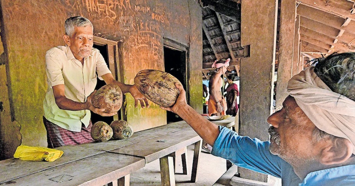  ഒരു തേങ്ങയുണ്ടെങ്കിൽ പൊറോട്ടയും ചായയും; 4 തേങ്ങയുണ്ടെങ്കിൽ പൊറോട്ടയും ചിക്കൻകറിയും ചായയും; വൈറലായി പാനൂരിലെ ശ്രീധരന്റെ ചായക്കട