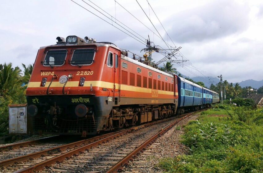 ട്രെയിൻ കടന്നുപോകുന്നതിനിടെ കാറ്റടിച്ച് വീണു; വീട്ടമ്മയ്ക്കും പേരക്കുട്ടിക്കും പരിക്ക്