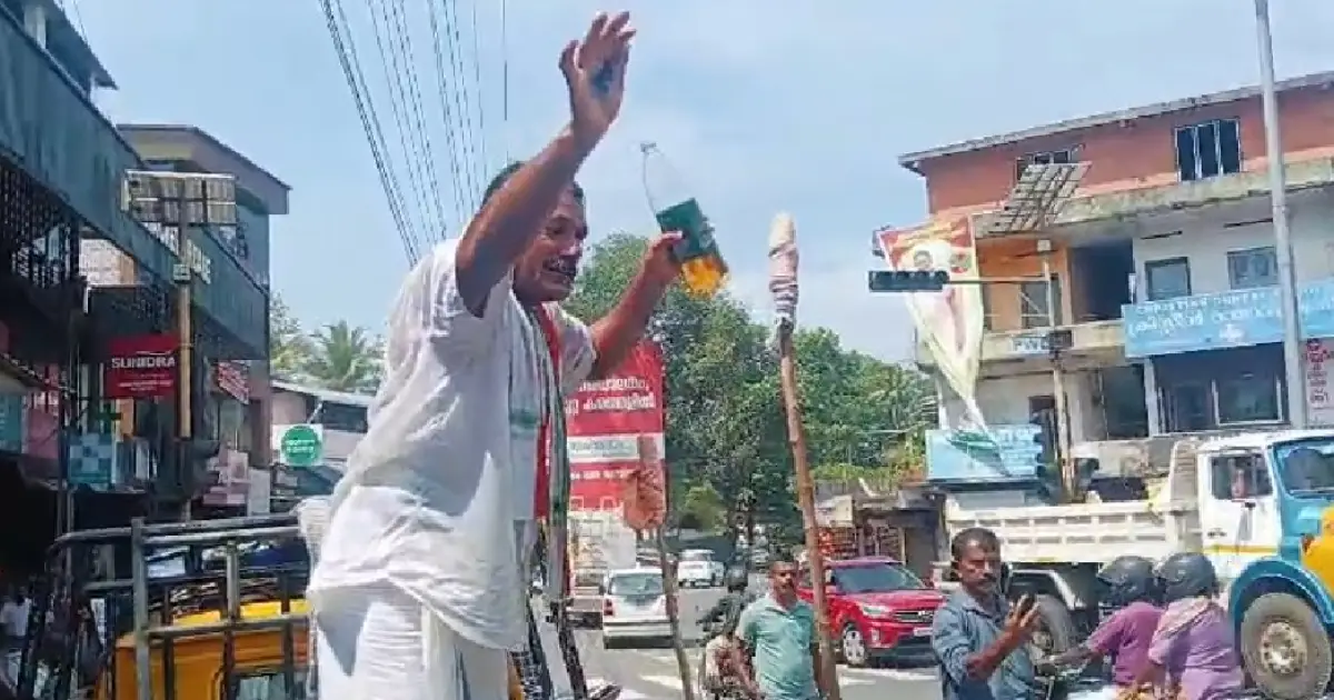 'വി.ഡി.സതീശനെ മുഖ്യമന്ത്രിയാക്കണം'; കോട്ടയത്ത് പെട്രോൾ ദേഹത്ത് ഒഴിച്ച് കോൺഗ്രസ്‌ പ്രവർത്തകന്‍റെ പ്രതിഷേധം