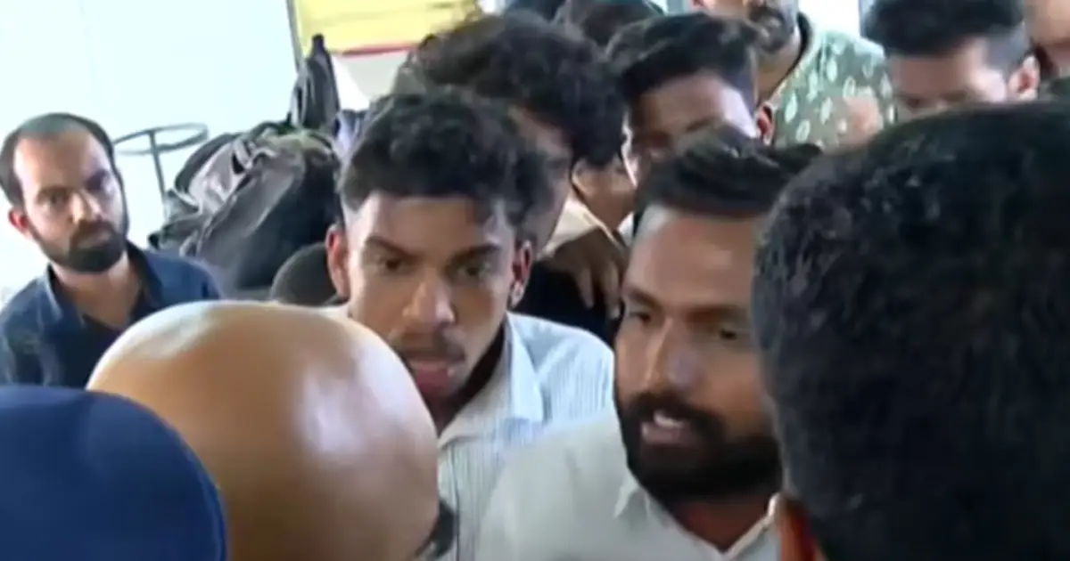 പോലീസ് സൊസൈറ്റി പരീക്ഷ രഹസ്യമാക്കിയെന്ന് ആരോപണം; തടഞ്ഞ് കെ.എസ്.യു പ്രവർത്തകർ, ചോദ്യപ്പേപ്പറും ഹാൾടിക്കറ്റും വലിച്ചുകീറി