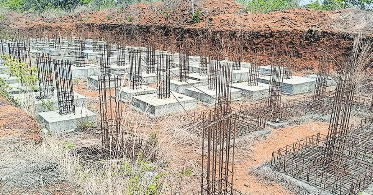 പാതിവഴിയിൽ മുടങ്ങി ലൈഫ് ഭവന പദ്ധതി; മുഖ്യമന്ത്രി പിണറായി വിജയൻ തറക്കല്ലിട്ടത് 2020 സെപ്റ്റംബറിൽ