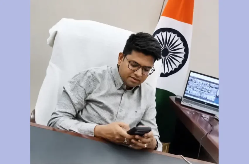  കണ്ണീരോടെ പരാതിയുമായി യുവാവ്; പ്രതികരിക്കാതെ മൊബൈലിൽ നോക്കിയിരുന്ന് ജില്ലാ മജിസ്ട്രേറ്റ്; സോഷ്യൽ മീഡിയയിൽ വൻ പ്രതിഷേധം