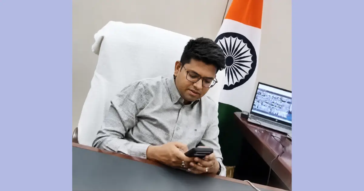  കണ്ണീരോടെ പരാതിയുമായി യുവാവ്; പ്രതികരിക്കാതെ മൊബൈലിൽ നോക്കിയിരുന്ന് ജില്ലാ മജിസ്ട്രേറ്റ്; സോഷ്യൽ മീഡിയയിൽ വൻ പ്രതിഷേധം