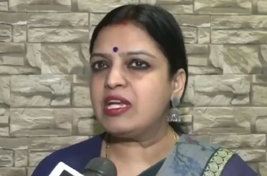  ‘ബലിപെരുന്നാൾ വരുന്നു, കോടിക്കണക്കിന് ഹിന്ദുക്കൾക്ക് പശു പവിത്രമാണെന്നോർക്കണം, നിയമവിരുദ്ധ കന്നുകാലി കടത്തും അനധികൃത അറവുശാലകളും തടയണം’; വിശ്വഹിന്ദു രക്ഷാ പരിഷത്ത് ദേശീയ മഹിളാ പ്രസിഡന്റ്