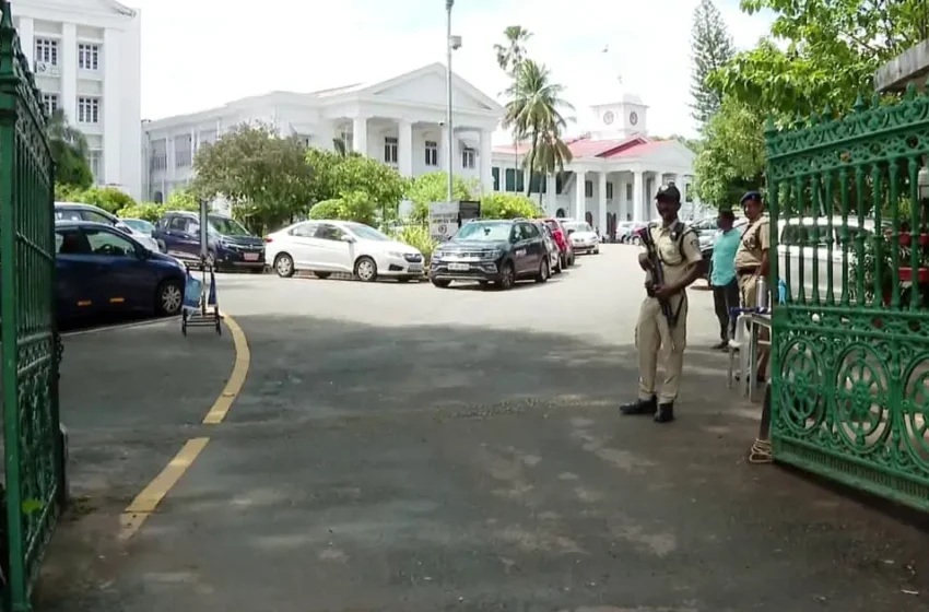  10 വർഷത്തിനുശേഷം സെക്രട്ടറിയേറ്റിന്റെ ‘സമര കവാടം’ തുറന്നു; ബാരിക്കേടുകൾ നീക്കി