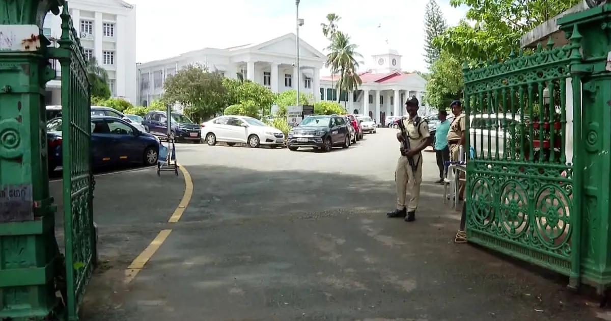 10 വർഷത്തിനുശേഷം സെക്രട്ടറിയേറ്റിന്റെ 'സമര കവാടം' തുറന്നു; ബാരിക്കേടുകൾ നീക്കി