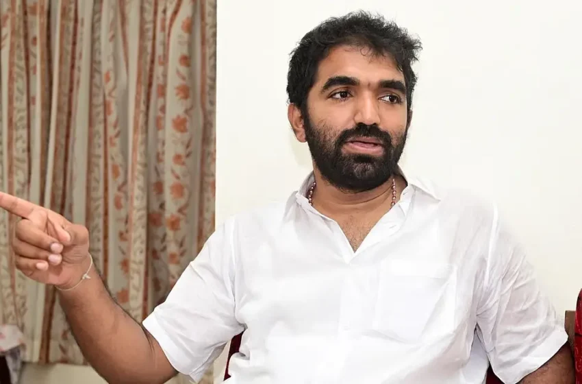  “സ്വന്തം അപ്പനെ കൊല്ലാൻ ശ്രമിച്ചെന്നു വരെ കേട്ടു, നിർഭാഗ്യവാനായ മകനാണ് ഞാൻ”; വികാരാധീനനായി ചാണ്ടി ഉമ്മൻ