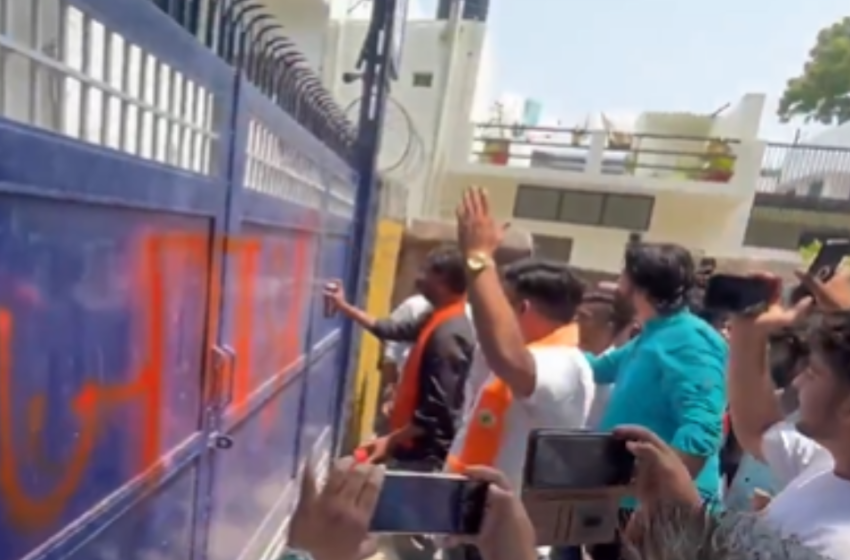  ‘ഹിന്ദു അധ്യാപികയെ ജോലിയിൽ നിന്ന് പുറത്താക്കാൻ നീക്കം’; യുപിയിൽ സെന്റ് തെരേസ സ്‌കൂൾ കവാടത്തിൽ ‘ജയ് ശ്രീറാം’ എഴുതി പ്രതിഷേധം