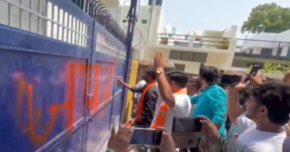 ഹിന്ദു അധ്യാപികയെ ജോലിയിൽ നിന്ന് പുറത്താക്കാൻ നീക്കം; യുപിയിൽ സെന്റ് തെരേസ സ്‌കൂൾ കവാടത്തിൽ 'ജയ് ശ്രീറാം' എഴുതി പ്രതിഷേധം