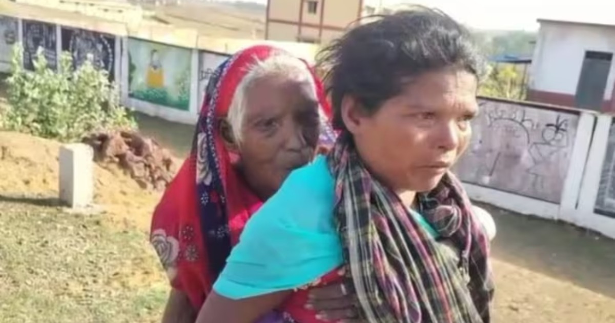  പെൻഷൻ വാങ്ങാൻ 90 വയസ്സുള്ള അമ്മായിയമ്മയെ ചുമലിലേറ്റി യുവതി നടന്നത് 9 കിലോമീറ്റർ