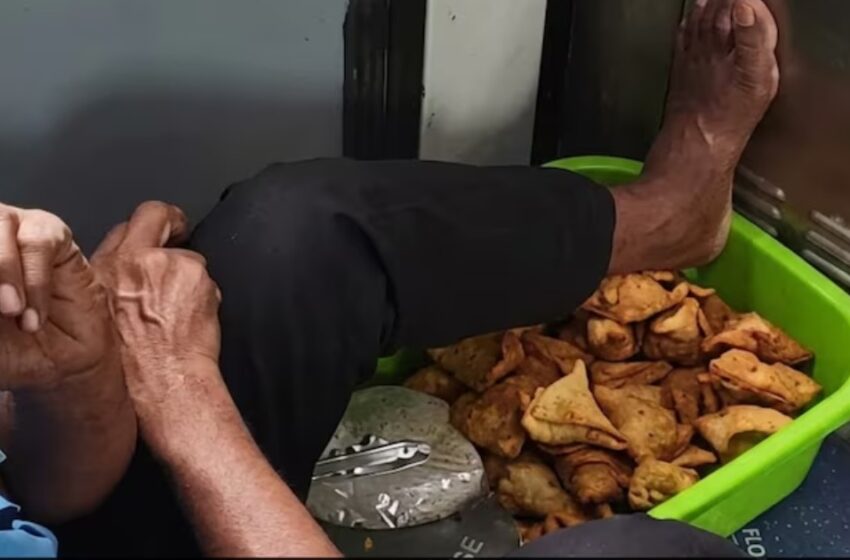  ട്രെയിൻ തറയിലിരുന്ന് സമൂസയ്ക്ക് മുകളിൽ കാൽവെച്ച് വിൽപന; റെയിൽവേ വിൽപ്പനക്കാരന്റെ ദൃശ്യങ്ങൾ വൈറൽ