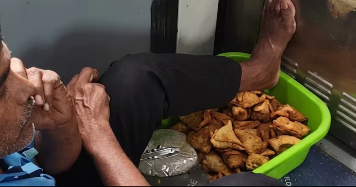  ട്രെയിൻ തറയിലിരുന്ന് സമൂസയ്ക്ക് മുകളിൽ കാൽവെച്ച് വിൽപന; റെയിൽവേ വിൽപ്പനക്കാരന്റെ ദൃശ്യങ്ങൾ വൈറൽ