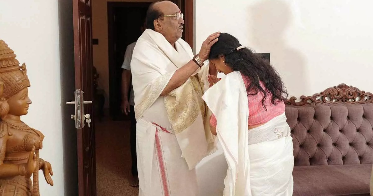 വെള്ളാപ്പള്ളിക്ക് മുന്നിൽ കൈകൂപ്പി അനുഗ്രഹം തേടി മന്ത്രി ബിന്ദു കൃഷ്ണ 