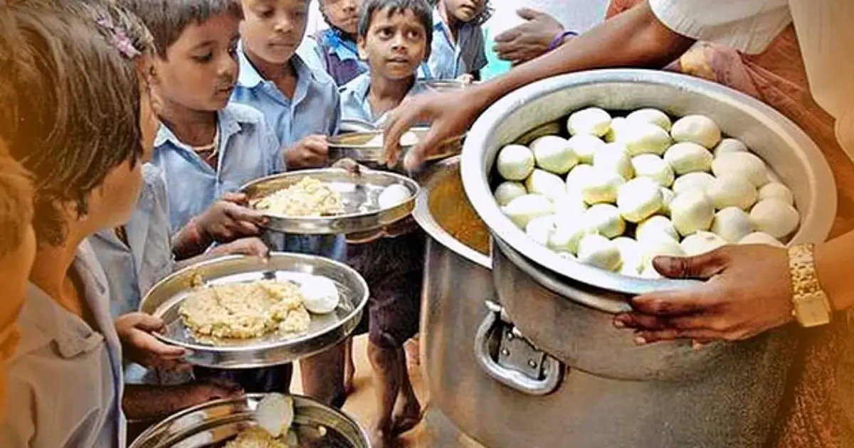  ബംഗാളിലെ സ്കൂൾ ഉച്ചഭക്ഷണത്തിൽ നിന്ന് മുട്ട ഒഴിവാക്കി ബിജെപി സർക്കാർ; വെജിറ്റേറിയനിസം അടിച്ചേൽപ്പിക്കുന്നുവെന്ന് തൃണമൂൽ കോൺഗ്രസ്