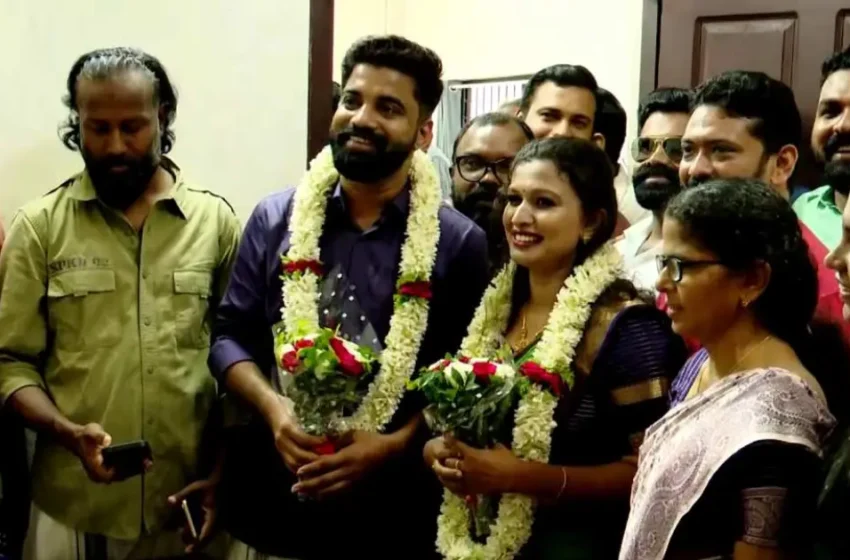  വിദ്യയുടെ കഴുത്തില്‍ മാല ചാര്‍ത്തി ആര്‍ഷോ; തൃക്കരിപ്പൂരിൽ ലളിതമായ ചടങ്ങുകളോടെ രജിസ്റ്റർ വിവാഹം