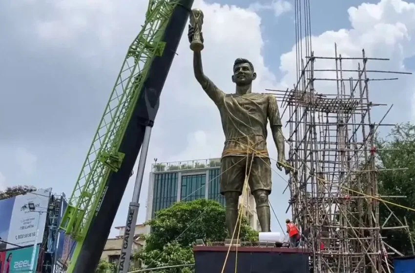  നിലംപൊത്തുമോ ഫുട്ബോൾ മിശിഹ? കൊൽക്കത്തയിൽ കാറ്റിലാടിയുലഞ്ഞ് മെസ്സിയുടെ കൂറ്റൻ പ്രതിമ; കയറുകൊണ്ട് കെട്ടി താത്കാലിക സുരക്ഷയൊരുക്കി അധികൃതർ
