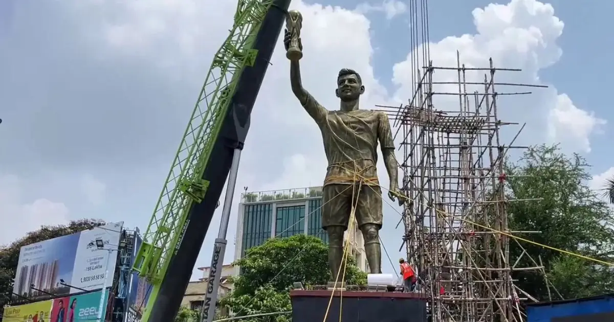  നിലംപൊത്തുമോ ഫുട്ബോൾ മിശിഹ? കൊൽക്കത്തയിൽ കാറ്റിലാടിയുലഞ്ഞ് മെസ്സിയുടെ കൂറ്റൻ പ്രതിമ; കയറുകൊണ്ട് കെട്ടി താത്കാലിക സുരക്ഷയൊരുക്കി അധികൃതർ