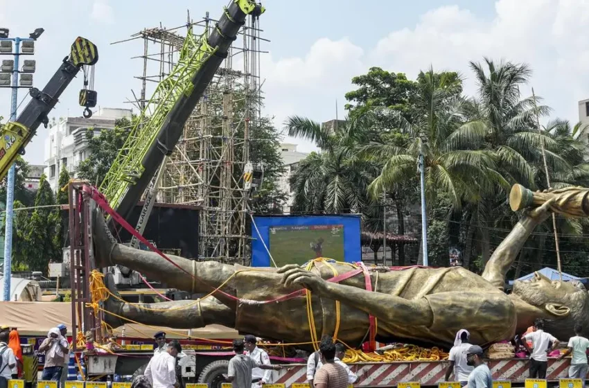  കാറ്റിൽ ആടിയുലഞ്ഞു; കൊൽക്കത്തയിൽ 10 കോടി രൂപ ചിലവിട്ട് നിർമ്മിച്ച 70 അടി ഉയരമുള്ള മെസ്സിയുടെ പ്രതിമ നീക്കം ചെയ്തു