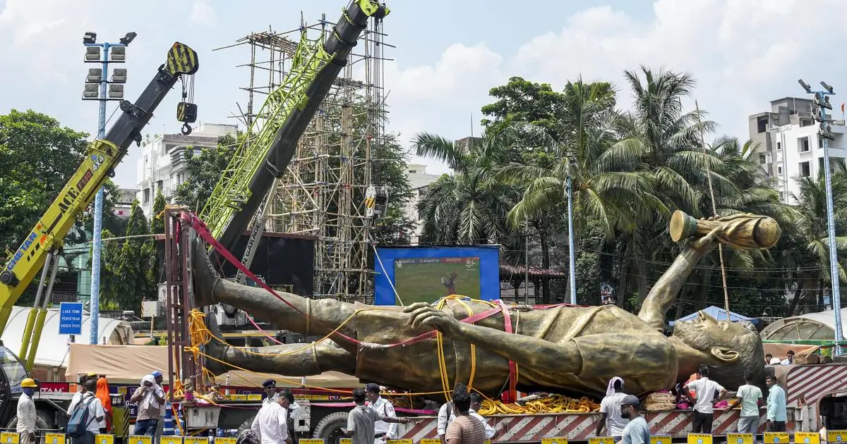 കാറ്റിൽ ആടിയുലഞ്ഞു; കൊൽക്കത്തയിൽ 10 കോടി രൂപ ചിലവിട്ട് നിർമ്മിച്ച 70 അടി ഉയരമുള്ള മെസ്സിയുടെ പ്രതിമ നീക്കം ചെയ്തു