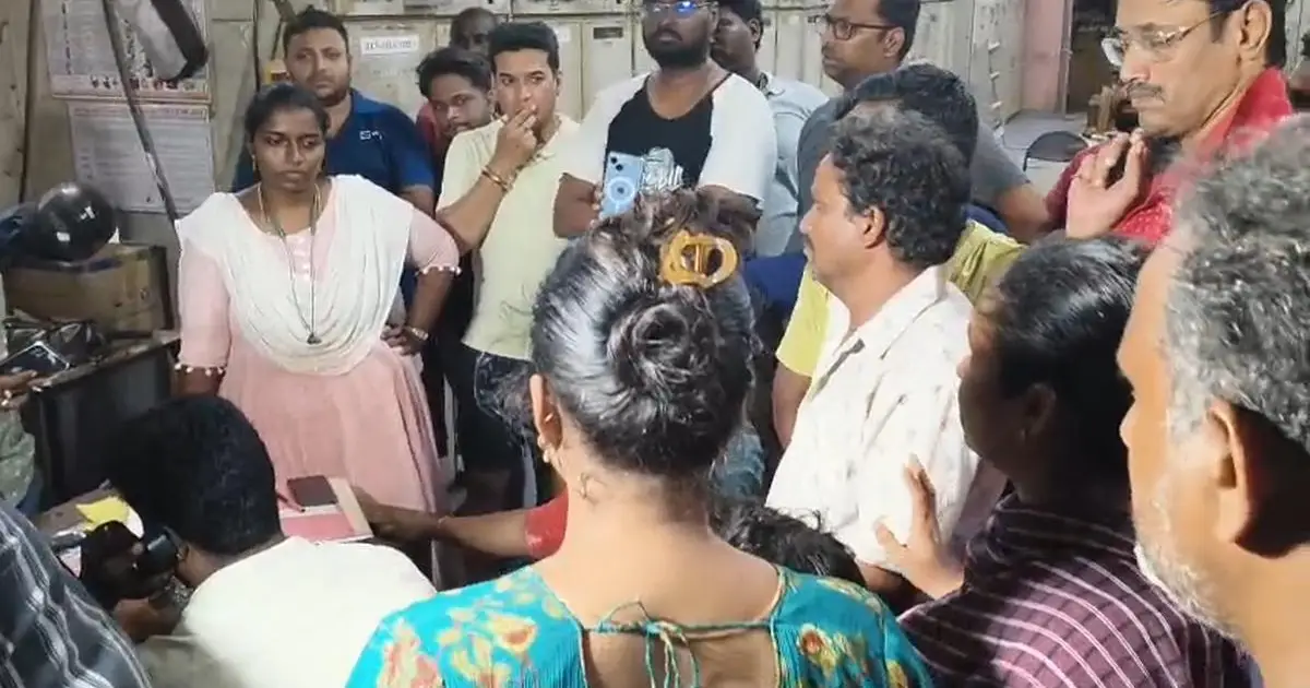  ചെന്നൈയിൽ തുടർച്ചയായ വൈദ്യുതി തടസ്സം; കടുത്ത ചൂടിൽ പൊറുതിമുട്ടി ജനങ്ങൾ, നഗരത്തിൽ വ്യാപക പ്രതിഷേധം