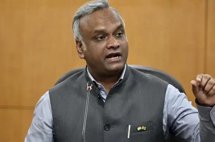  ‘ഒരു സാധാരണ തെരുവുകച്ചവടക്കാരന് പോലും രജിസ്ട്രേഷൻ നിർബന്ധമുള്ള രാജ്യത്ത് ആർ.എസ്.എസിന് എങ്ങനെ ഇളവ് ലഭിക്കുന്നു?’; ചോദ്യങ്ങളുമായി പ്രിയങ്ക് ഖാർഗെ