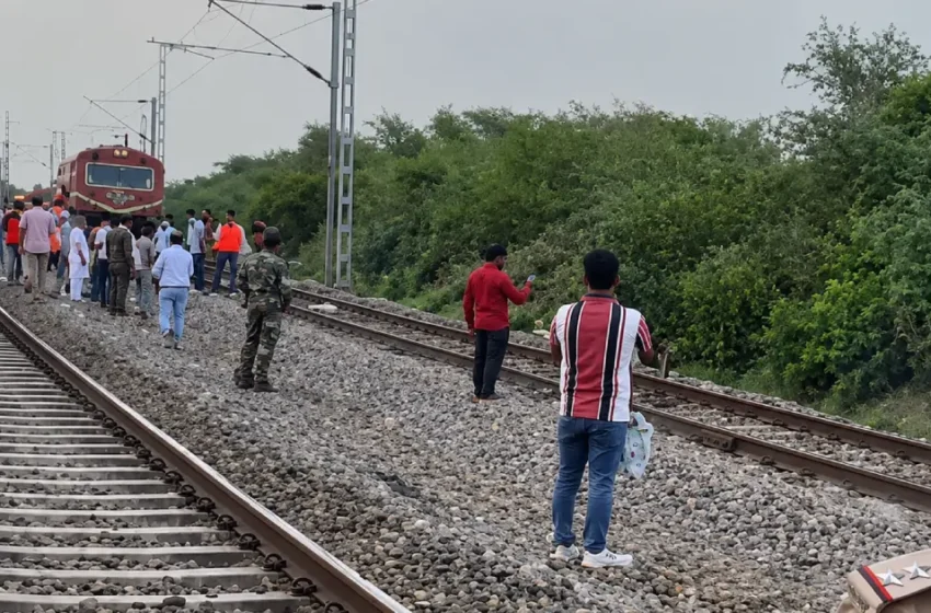  തീപ്പിടിത്തമെന്ന വ്യാജ അഭ്യൂഹം വൻ ദുരന്തമായി; മധ്യപ്രദേശിൽ ട്രാക്കിലിറങ്ങിയ യാത്രക്കാർക്ക് മേൽ ട്രെയിൻ പാഞ്ഞുകയറി ദാരുണാന്ത്യം