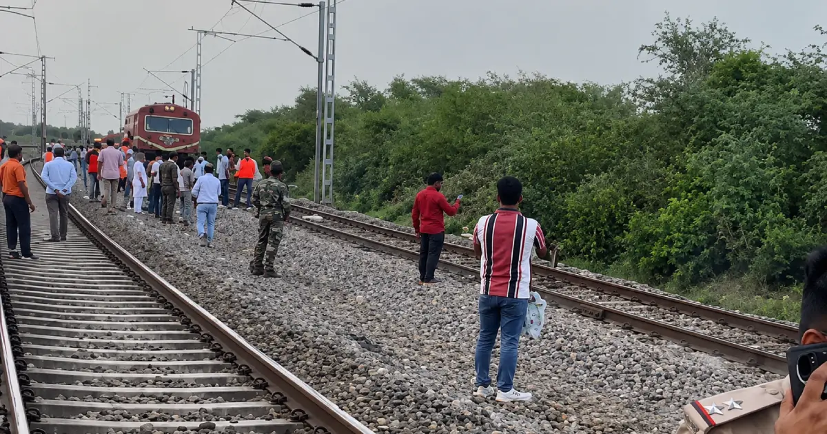  തീപ്പിടിത്തമെന്ന വ്യാജ അഭ്യൂഹം വൻ ദുരന്തമായി; മധ്യപ്രദേശിൽ ട്രാക്കിലിറങ്ങിയ യാത്രക്കാർക്ക് മേൽ ട്രെയിൻ പാഞ്ഞുകയറി ദാരുണാന്ത്യം