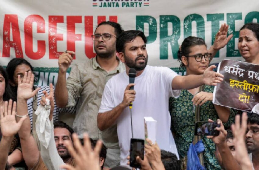  കോക്രോച്ച് ജനതാ പാർട്ടി സ്ഥാപകനെ കയ്യേറ്റം ചെയ്തു