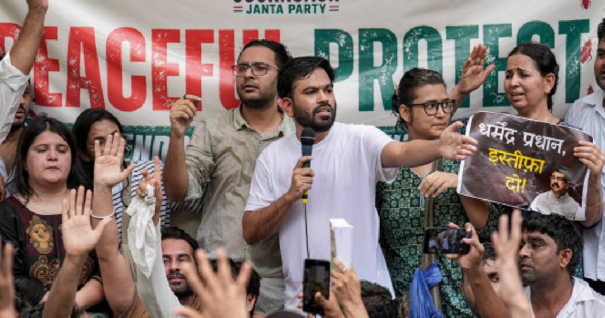 കോക്രോച്ച് ജനതാ പാർട്ടി സ്ഥാപകനെ കയ്യേറ്റം ചെയ്തു