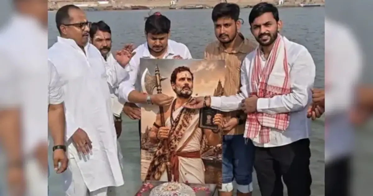 കൈയിൽ മഴുവും ഭരണഘടനയുമായി പരശുരാമനായി രാഹുൽ ഗാന്ധി; ​ഗം​ഗയിൽ പാലഭിഷേകം നടത്തി കോൺ​ഗ്രസ് പ്രവർത്തകർ; വിമർശനവുമായി ബിജെപി