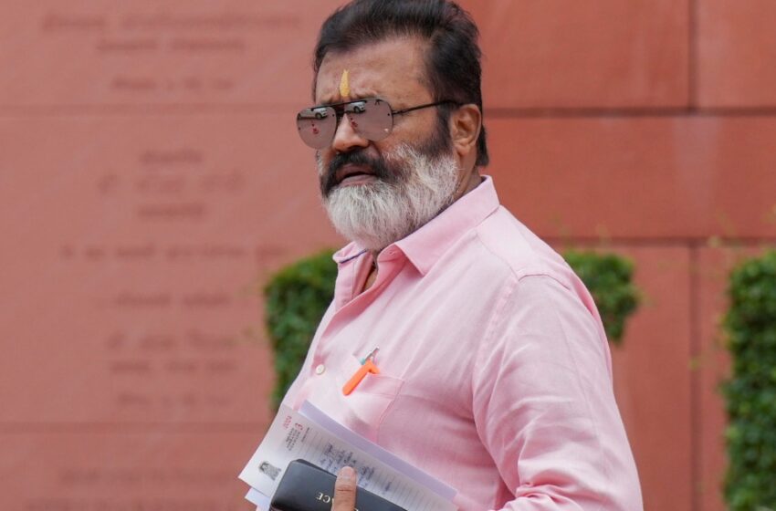  ‘സംസ്ഥാനം ഇന്ധന നികുതി കുറയ്ക്കണം; യുദ്ധസാഹചര്യം മാറിയാൽ എണ്ണക്കമ്പനികളോട് വില കുറയ്ക്കാൻ ആവശ്യപ്പെടും’: സുരേഷ് ഗോപി