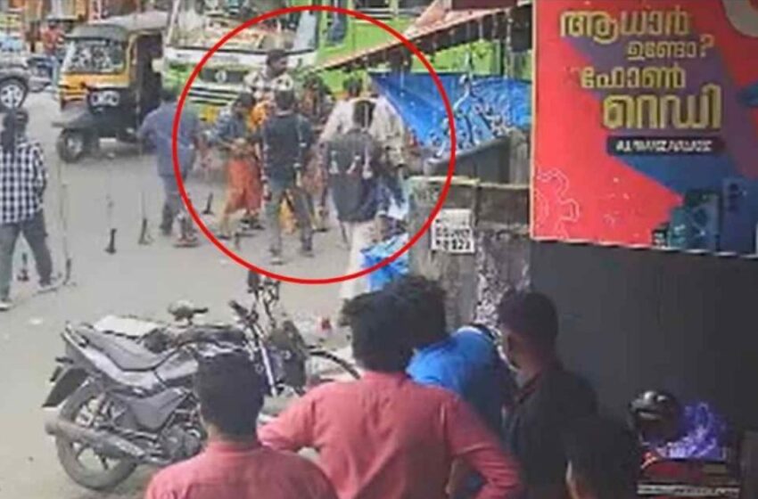  അപകടത്തിൽ യുവതിയുടെ വസ്ത്രം പൂർണമായി കീറി; ഉടുമുണ്ടഴിച്ച് നൽകി യുവാവ്