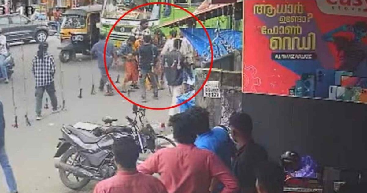അപകടത്തിൽ യുവതിയുടെ വസ്ത്രം പൂർണമായി കീറി; ഉടുമുണ്ടഴിച്ചു നൽകി യുവാവ്