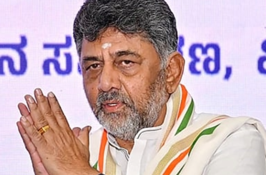  കർണാടകയിൽ ഇനി ഡി.കെ യുഗം; ഭരണഘടന ഉയർത്തിപ്പിടിച്ച് സത്യപ്രതിജ്ഞ