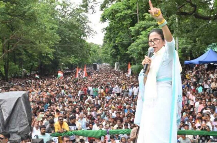  മമതയെ കൈവിടാതെ ജനം; തൃണമൂൽ രക്തസാക്ഷി ദിന റാലിയിൽ ഞെട്ടിച്ച് വൻ ജനക്കൂട്ടം, വിമത റാലി ‘ചീറ്റിപ്പോയി’ | Mamata in TMC Martyrs Day Rally