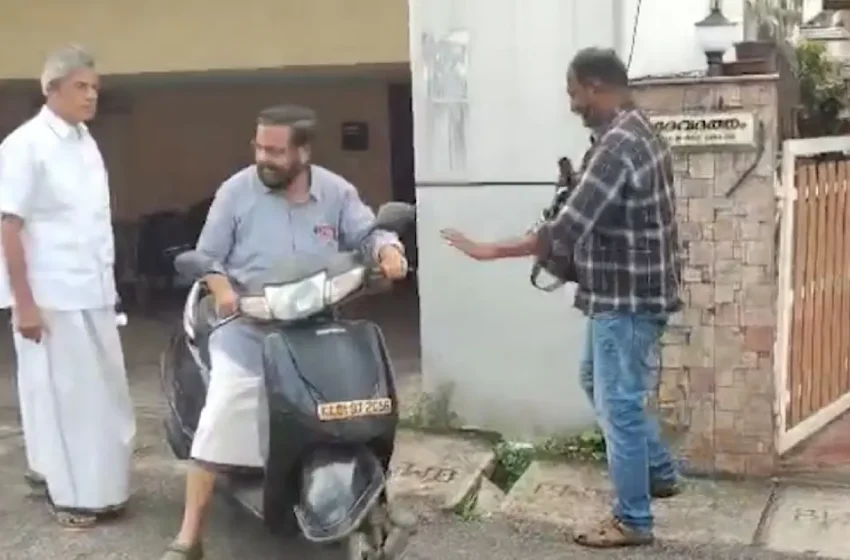 ശബരിമല സ്വർണ്ണക്കേസ് അന്വേഷണത്തിനിടെ ചെന്നിത്തലയെ കണ്ട് കടകംപള്ളി സുരേന്ദ്രൻ; ഹെൽമറ്റില്ലാതെ സ്കൂട്ടറിൽ എത്തിയതിനെതിരെ വിമർശനം