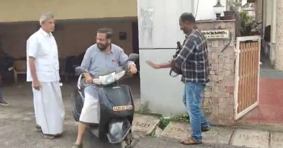ശബരിമല സ്വർണ്ണക്കേസ് അന്വേഷണത്തിനിടെ ചെന്നിത്തലയെ കണ്ട് കടകംപള്ളി സുരേന്ദ്രൻ; ഹെൽമറ്റില്ലാതെ സ്കൂട്ടറിൽ എത്തിയതിനെതിരെ വിമർശനം