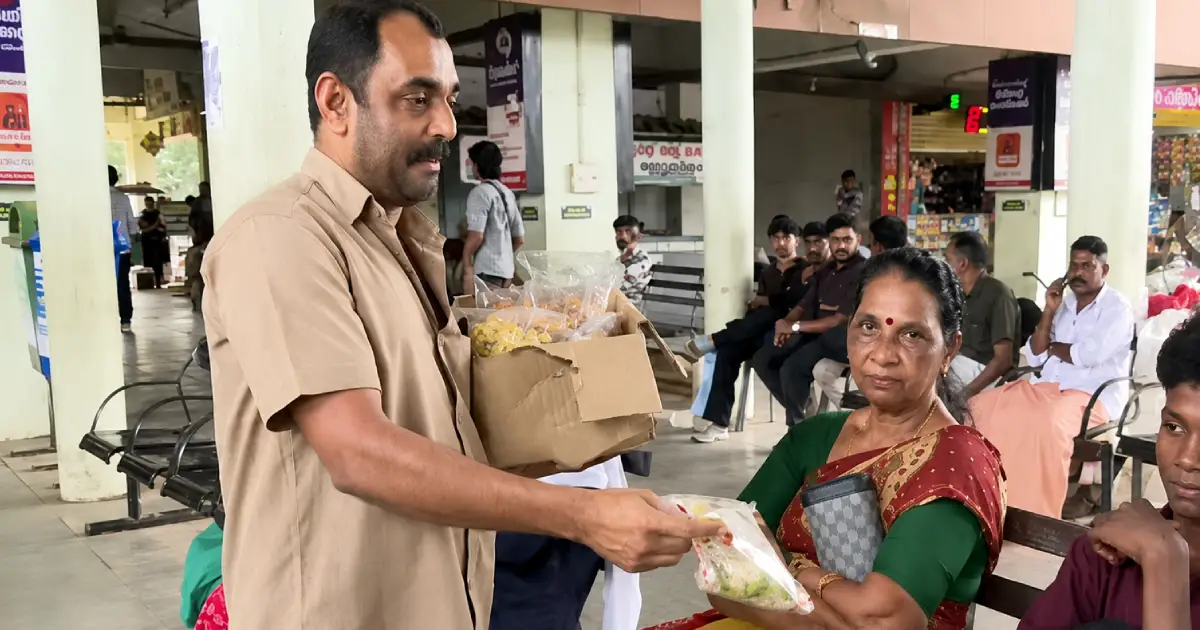 ടിക്കറ്റിനൊപ്പം അച്ചപ്പവും കുഴലപ്പവും!; പ്രിയദർശിനി ബസുകൾ കാരണം വരുമാനം തകർന്നു, പുതിയ വരുമാന സ്രോതസ്സ് കണ്ടെത്തി സ്വകാര്യ ബസ് ജീവനക്കാർ