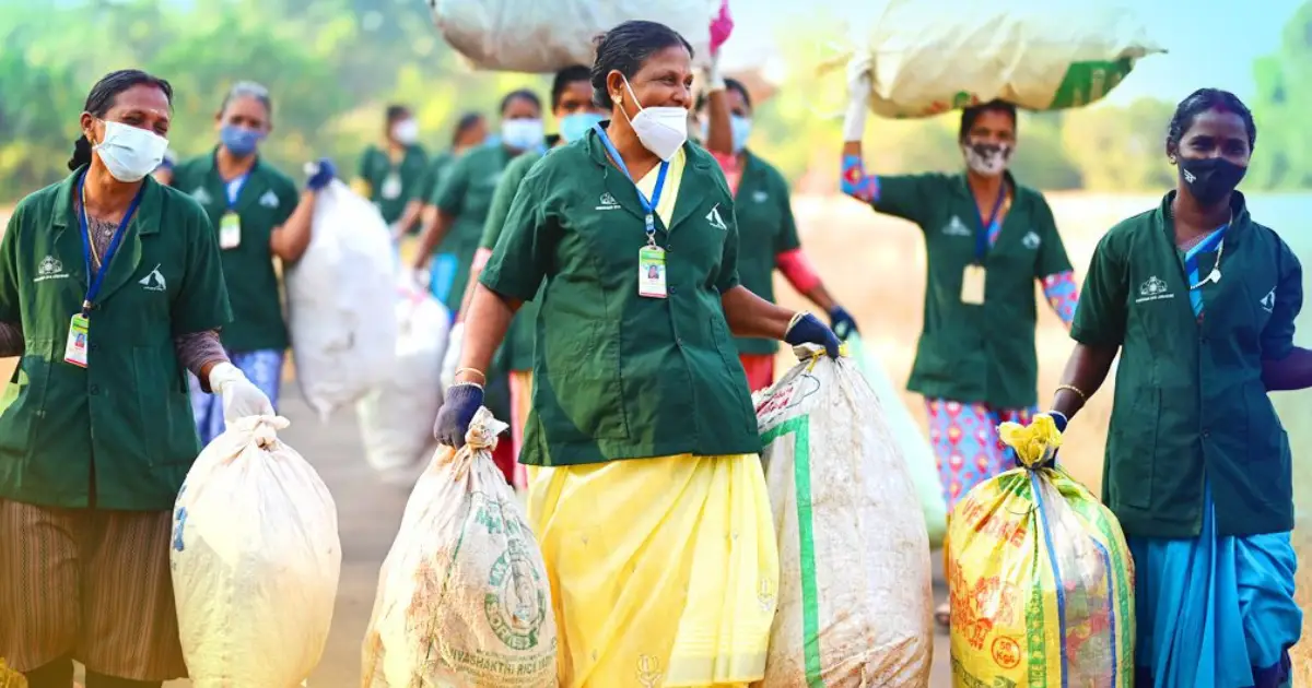 തിരുവനന്തപുരം കോര്‍പ്പറേഷനില്‍ ഹരിതകര്‍മസേനയ്ക്ക് ഇനി പച്ചയില്ല, പകരം 'കാവി'; പുതിയ യൂണിഫോം വിവാദത്തിൽ