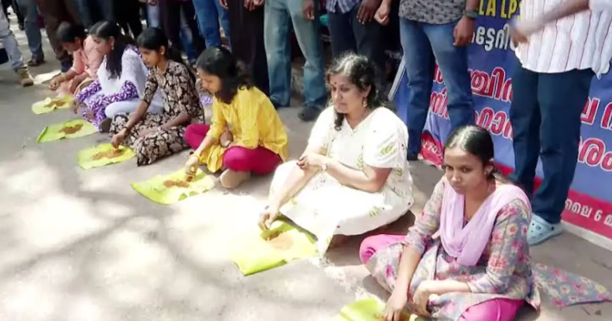 ഒന്നാം റാങ്കുകാര്‍ക്ക് പോലും നിയമനമില്ല; സെക്രട്ടേറിയറ്റിന് മുന്നിൽ മണ്ണ് വാരിത്തിന്ന് പ്രതിഷേധിച്ച് എല്‍.പി.എസ്.ടി ഉദ്യോഗാർഥികൾ