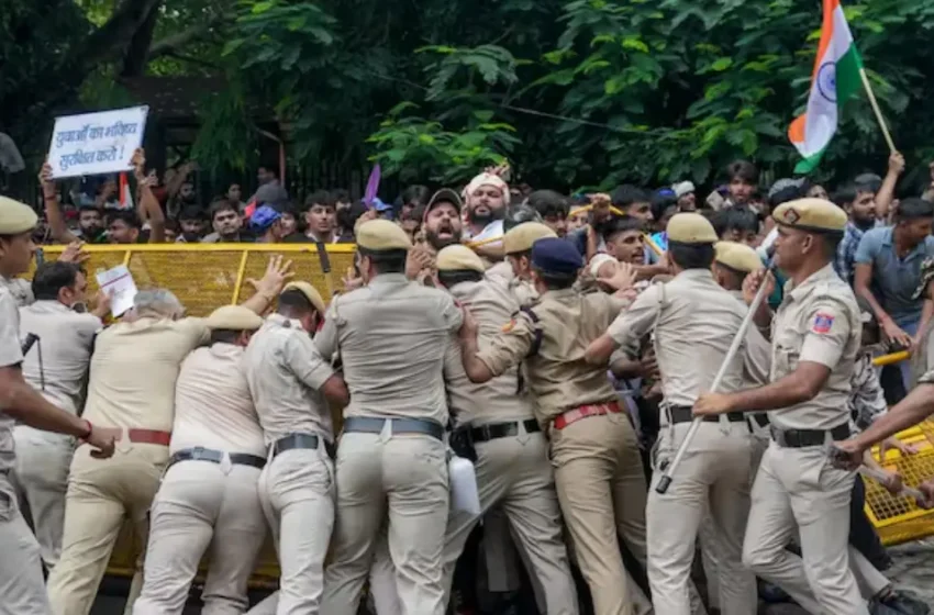 ജന്തർ മന്തറിൽ വൻ സംഘർഷം: പാര്‍ലമെന്റിലേക്ക് സിജെപി മാര്‍ച്ച്; ലാത്തിവീശി പൊലീസ്