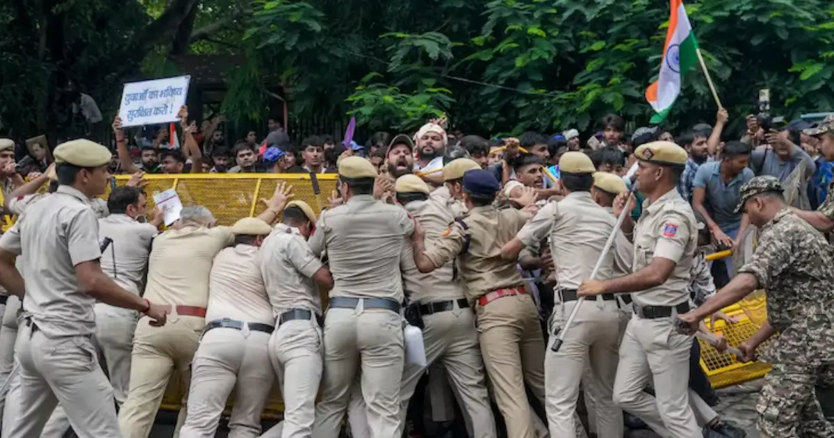 ജന്തർ മന്തറിൽ വൻ സംഘർഷം: പാര്‍ലമെന്റിലേക്ക് സിജെപി മാര്‍ച്ച്; ലാത്തിവീശി പൊലീസ്