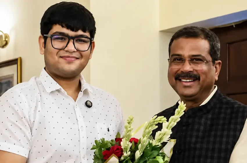  ‘എന്തിനാണ് സമരത്തിന് പോകുന്നത്? ആ സമയത്ത് വീട്ടിലിരുന്ന് പഠിക്കാം’; നീറ്റ് സമരത്തെ തള്ളി രണ്ടാം റാങ്കുകാരൻ