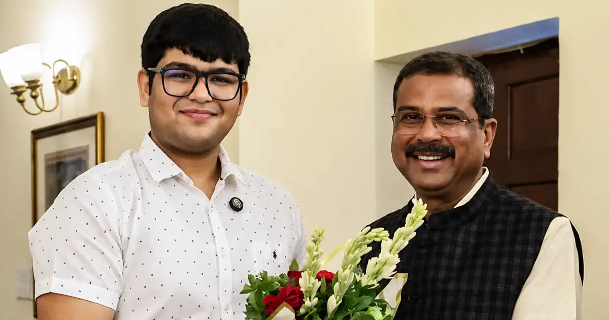  ‘എന്തിനാണ് സമരത്തിന് പോകുന്നത്? ആ സമയത്ത് വീട്ടിലിരുന്ന് പഠിക്കാം’; നീറ്റ് സമരത്തെ തള്ളി രണ്ടാം റാങ്കുകാരൻ