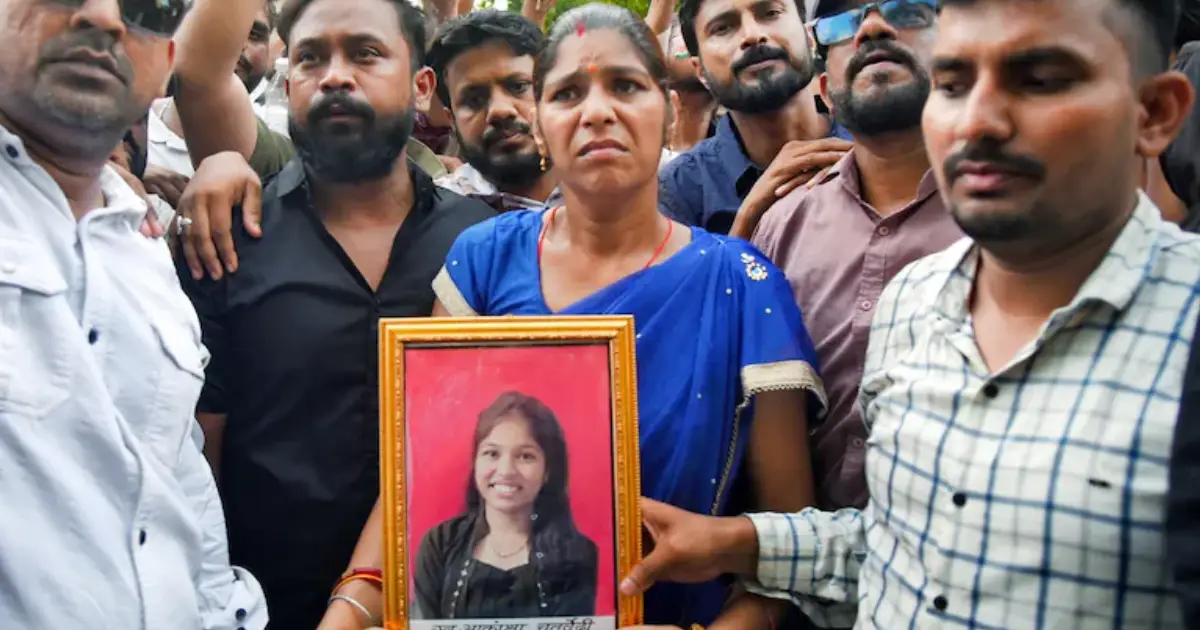 'മന്ത്രിയുടെ രാജികൊണ്ട് മകൾ തിരികെ വരുമോ?; ക്രമക്കേടിന് പിന്നിലുള്ളവരെ തൂക്കിലേറ്റണം'; ആത്മഹത്യ ചെയ്ത നീറ്റ് പരീക്ഷാർഥിയുടെ അമ്മ
